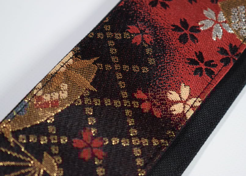 桜と扇 帆布ギターストラップ（紅）京都金襴 | Bibiri 帆布ギター