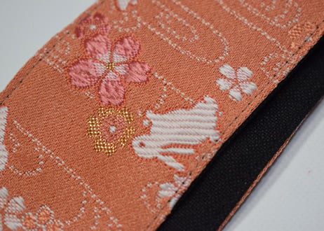 和柄　ギターストラップ　金襴　うさぎと桜 | Handmade Japanese Guitar Strap