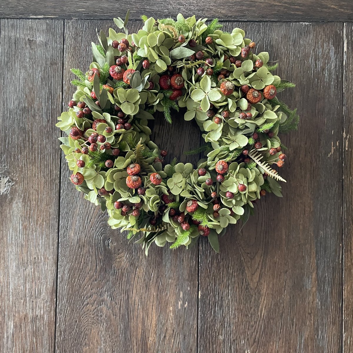 アナベルと赤い実のドライリース | fleuristekigi's STORE