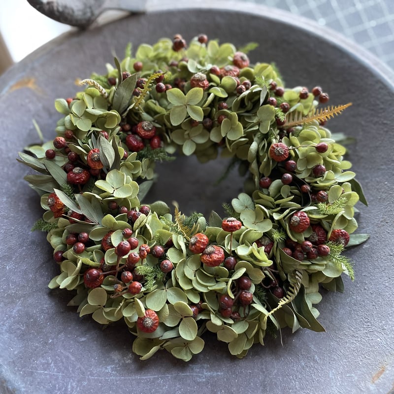 アナベルと赤い実のドライリース | fleuristekigi's STORE