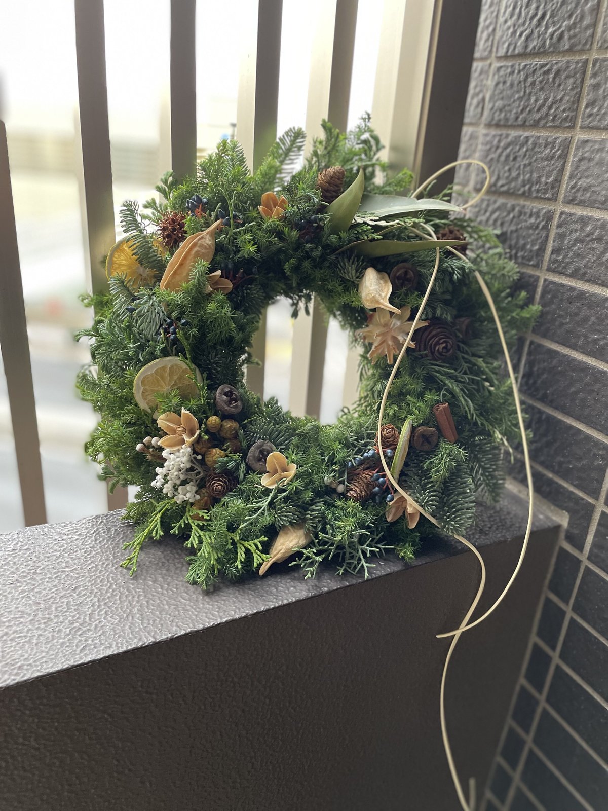 ホワイトブラウン系 針葉樹のリース | fleuristekigi's STORE