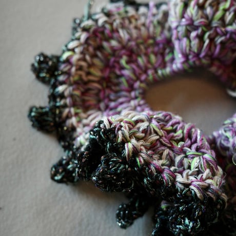 HAMAMOTO NATSUMI ｜ Knit Scrunchie (Black×Pink)