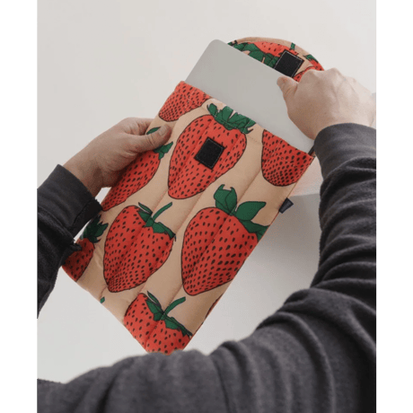 BAGGU Puffy Laptop Sleeve 13"/14" | ストロベリー