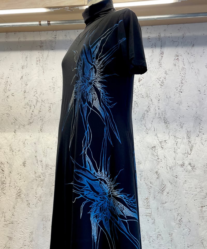 シンプルワンピース(黒・旅人の木柄) | t-guma (てぃーぐま)