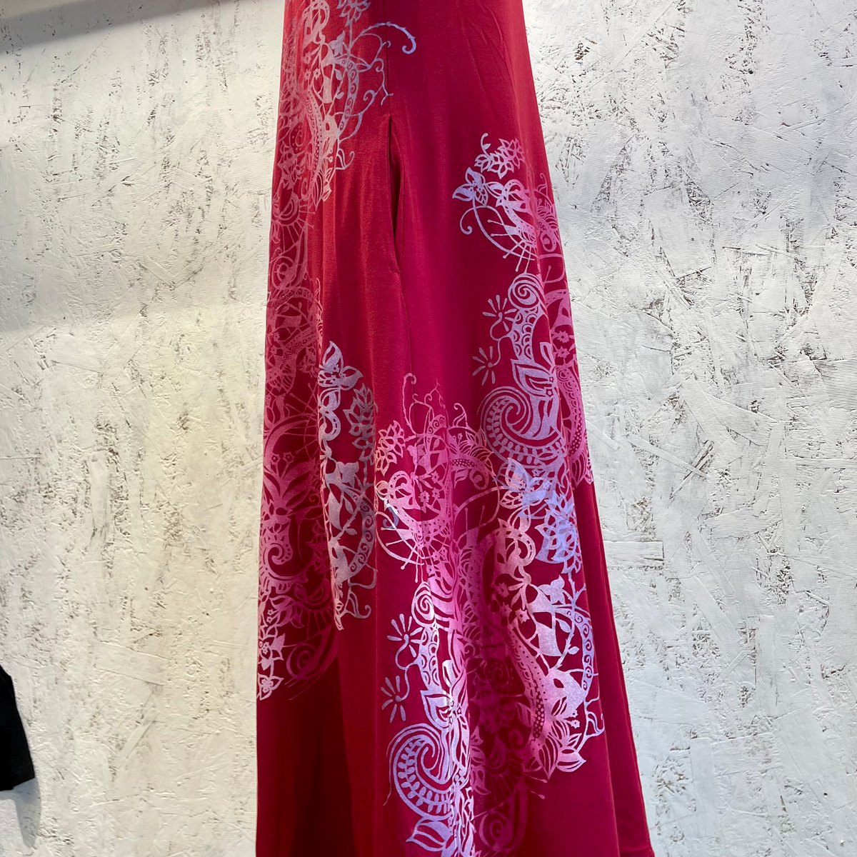 シンプルワンピース(ワインカラー・ブーゲンビレア柄) | t-guma (てぃ