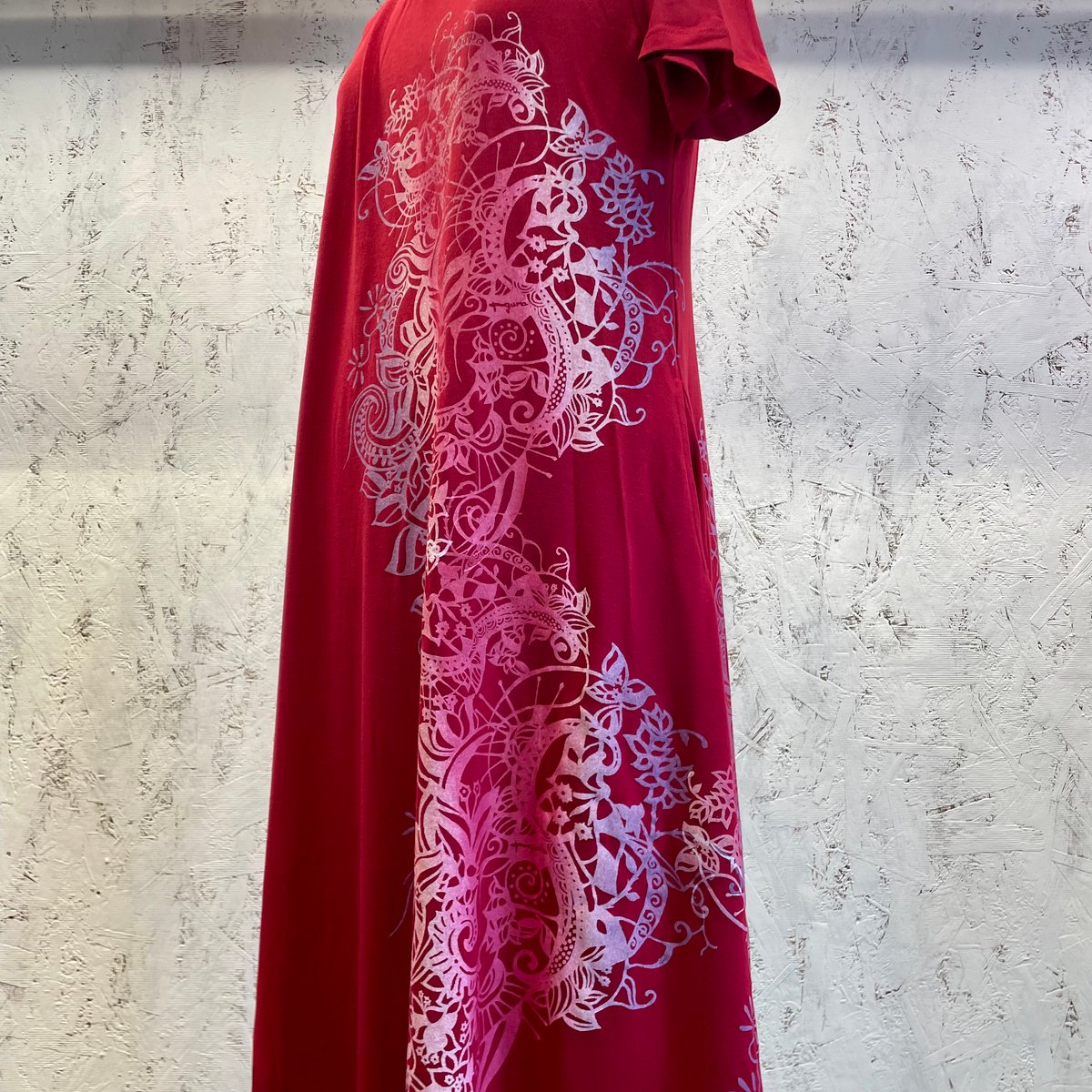 シンプルワンピース(ワインカラー・ブーゲンビレア柄) | t-guma (てぃ