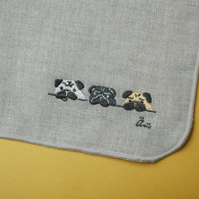 リネン刺繍ハンカチ】3匹のパグ / 箱入り | 粒あん図案室