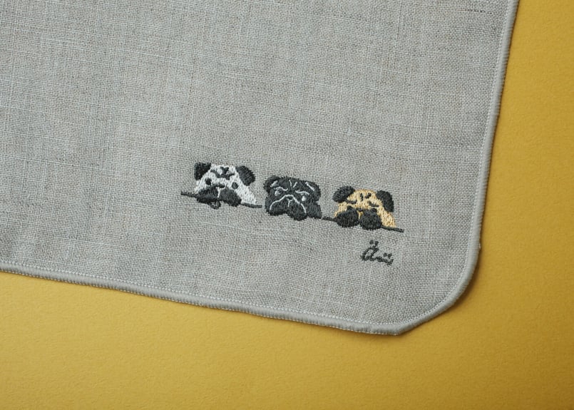 リネン刺繍ハンカチ】3匹のパグ / 箱入り | 粒あん図案室