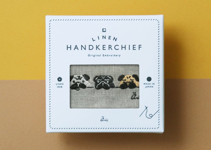 リネン刺繍ハンカチ】3匹のパグ / 箱入り | 粒あん図案室