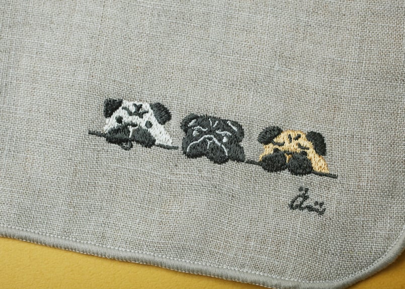 リネン刺繍ハンカチ】3匹のパグ / 箱入り | 粒あん図案室