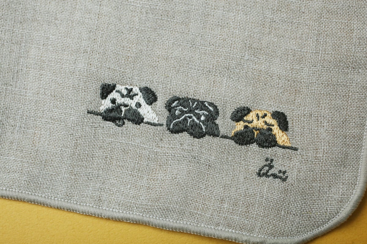 ハンドメイド　ハンカチ　92 パグ リネン刺繍ハンカチ】3匹のパグ / 箱入り | 粒あん図案室