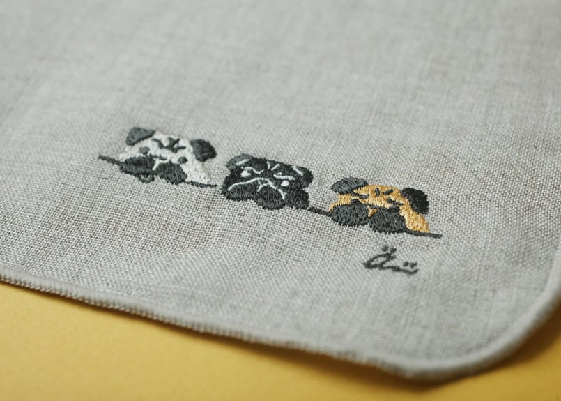 リネン刺繍ハンカチ】3匹のパグ / 箱入り | 粒あん図案室