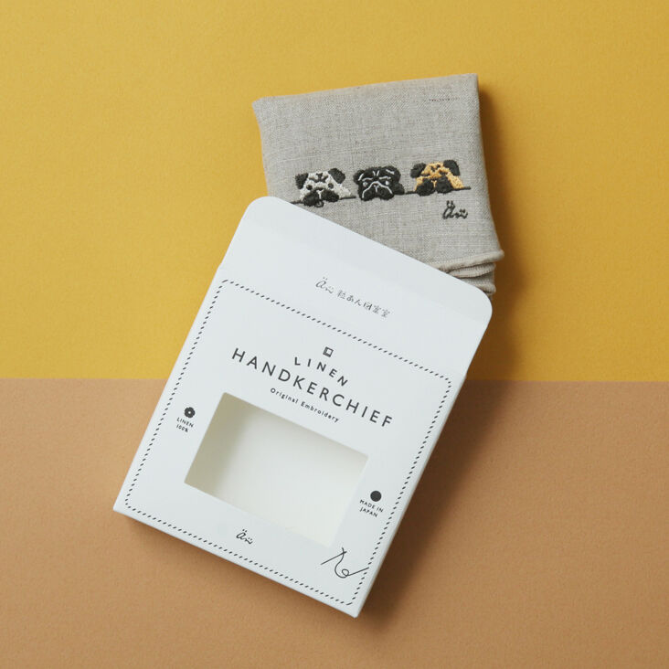 リネン刺繍ハンカチ】3匹のパグ / 箱入り | 粒あん図案室