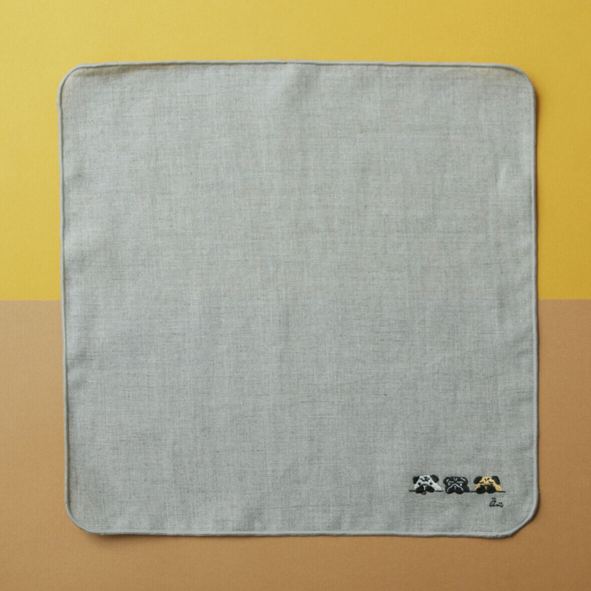 リネン刺繍ハンカチ】3匹のパグ / 箱入り | 粒あん図案室