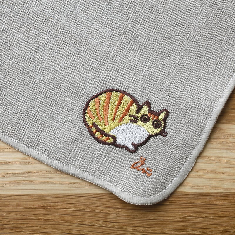 手刺繍入り　リネンクロス/リネンハンカチ【うさこと蝶々】 手刺繍入ちっちゃな タオルハンカチ【うさこと優しい木】 - メルカリ