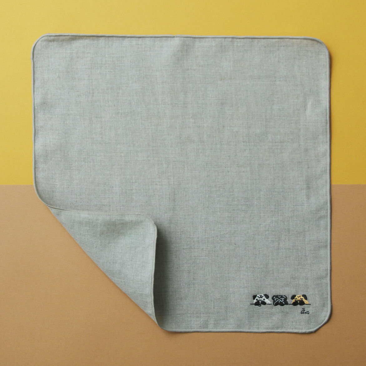 リネン刺繍ハンカチ】3匹のパグ / 箱入り | 粒あん図案室
