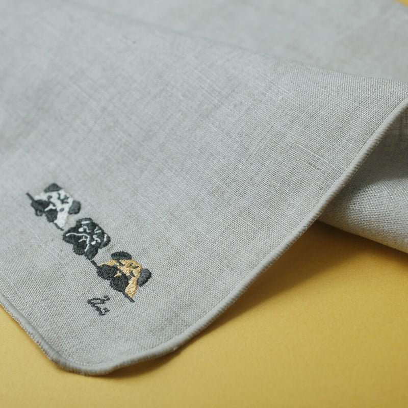リネン刺繍ハンカチ】3匹のパグ / 箱入り | 粒あん図案室