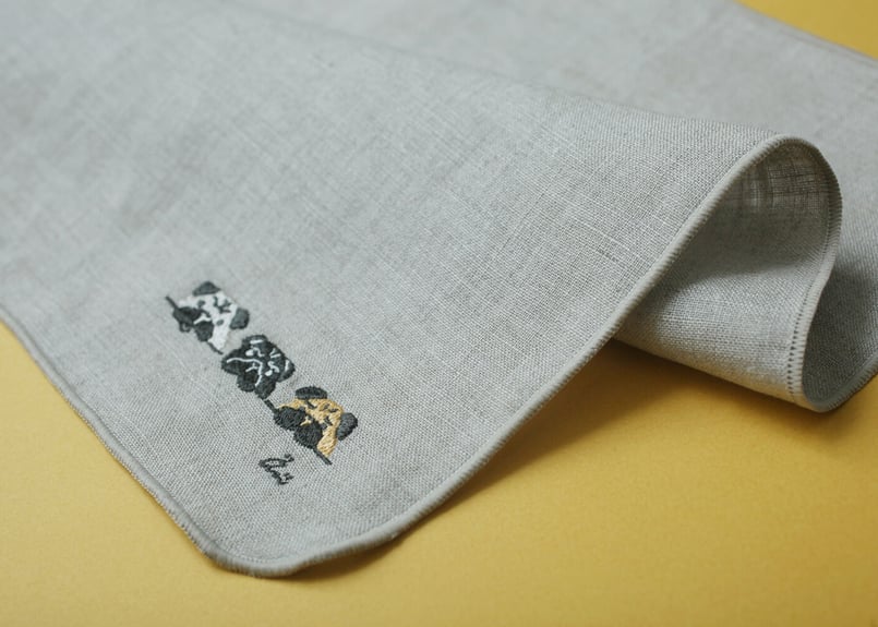リネン刺繍ハンカチ】3匹のパグ / 箱入り | 粒あん図案室