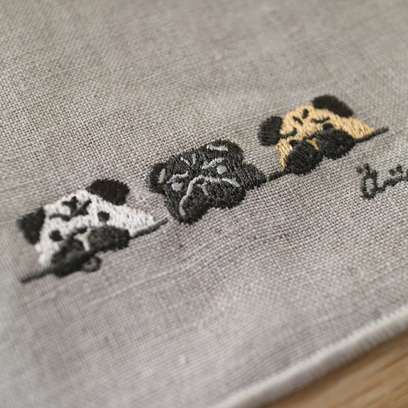 リネン刺繍ハンカチ】3匹のパグ / 箱入り | 粒あん図案室