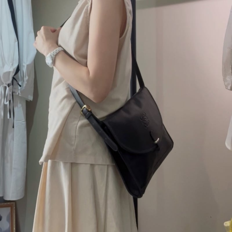 LOEWE(ロエベ) 型押しロゴ ヴィンテージレザートートバック 正規品 LOEWE ロエベ】ヴィンテージ 型押し本革レザー ショルダーバッグ