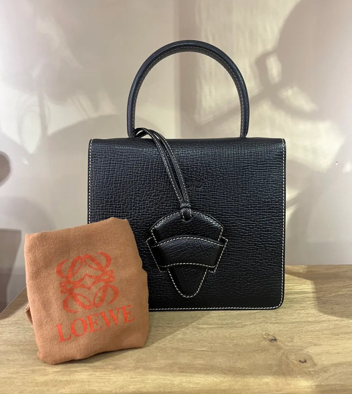 1723 大人気！♡LOEWE レザーハンドバッグ レザー 軽量 ママバッグ