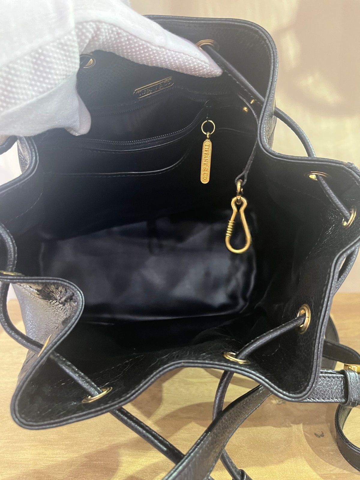 超希少・高級✨ティファニー ショルダーバッグ 巾着 Tロゴ金具 レザー ネイビー TIFFANY & Co. バケットショルダーバッグ ヴィンテージ ティファニー