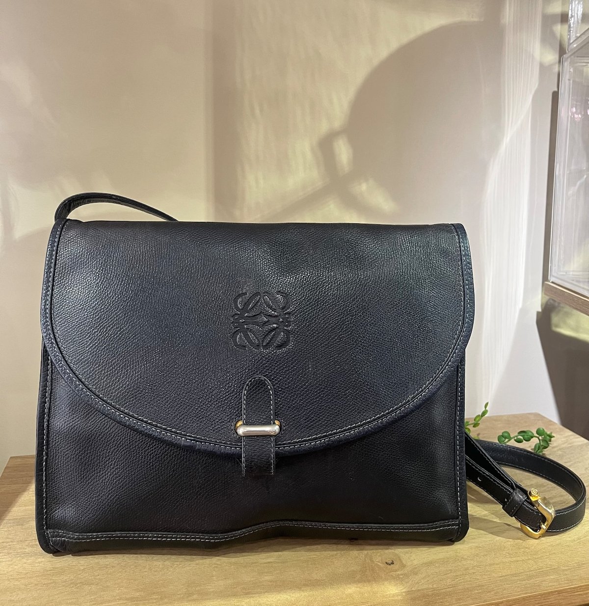 クラッシックなLOEWE ヴィンテージ風　ショルダーバッグ LOEWE ロエベ】ヴィンテージ 型押し本革レザー ショルダーバッグ
