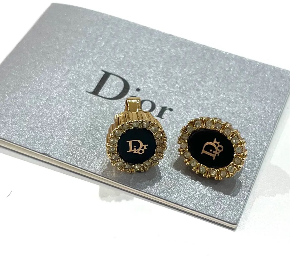 Christian Dior】1914 DIOR ロゴ×ストーンイヤリング／ブラック×ゴール