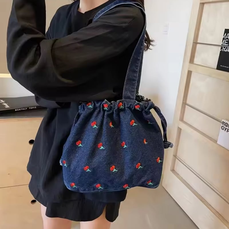 ブラックWデニム♡刺繍の巾着ショルダーバッグ♡ハートフラワー♡ストーン付き ブラックWデニム♡刺繍の巾着ショルダーバッグ♡ハートフラワー