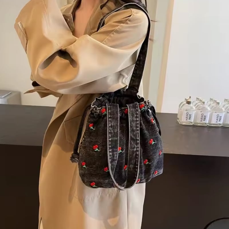 チェリー柄デニムショルダーバッグ 巾着バッグ さくらんぼ 可愛い 軽量