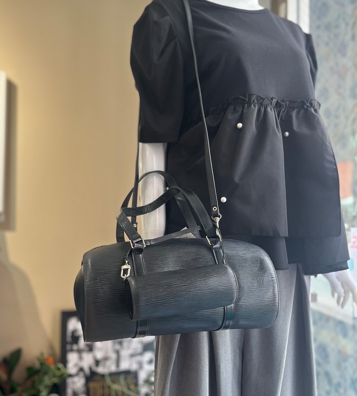 LOUISVUITTON エピ　ミニポーチ　筒形　型押しロゴ　ブラック　スフロ 1628限定価格☆Louis Vuitton エピ ショルダーポーチ付き 斜めがけ