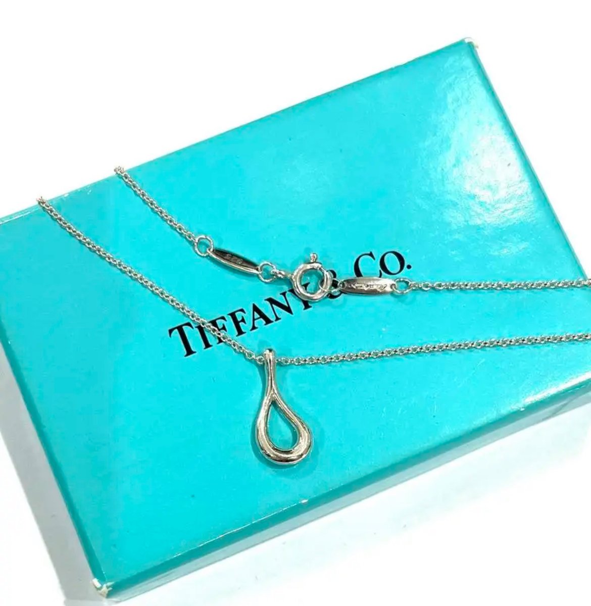 美しい曲線美。1792 Tiffany & Co. オープンティアドロップ