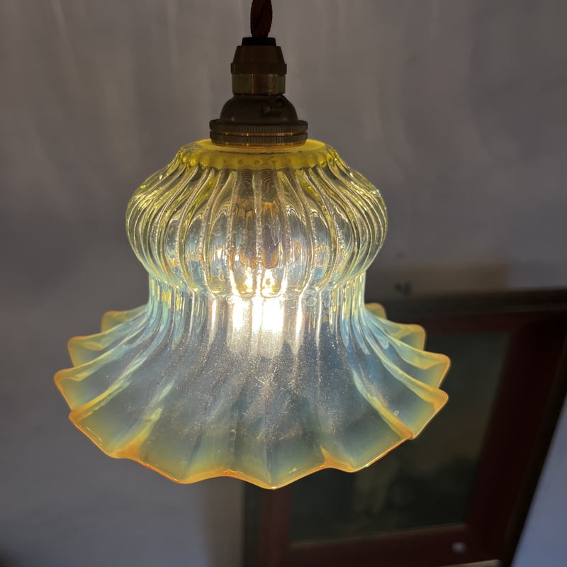 壁に映りこむ光の影が美しすぎるヴァセリンLamp シェード | WINDSOR