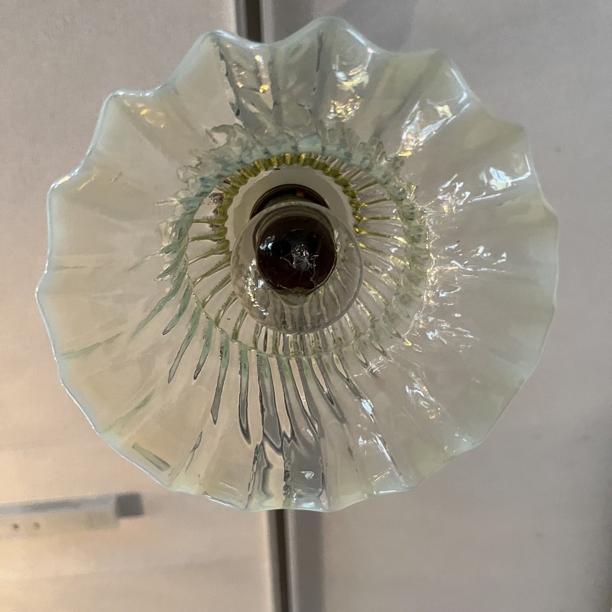 壁に映りこむ光の影が美しすぎるヴァセリンLamp シェード | WINDSOR