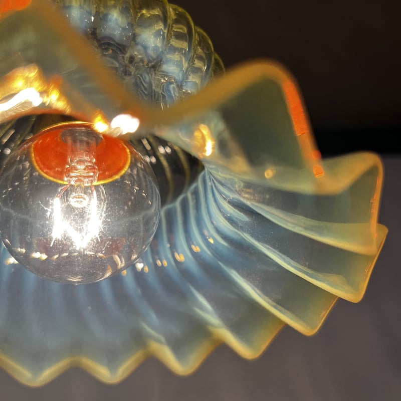 壁に映りこむ光の影が美しすぎるヴァセリンLamp シェード | WINDSOR