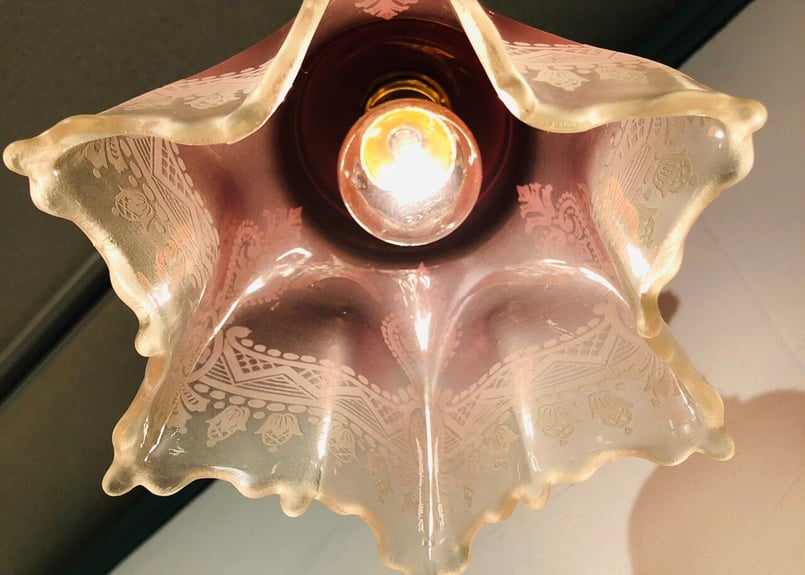 アンティークレースのような模様が繊細で優雅に表現されている