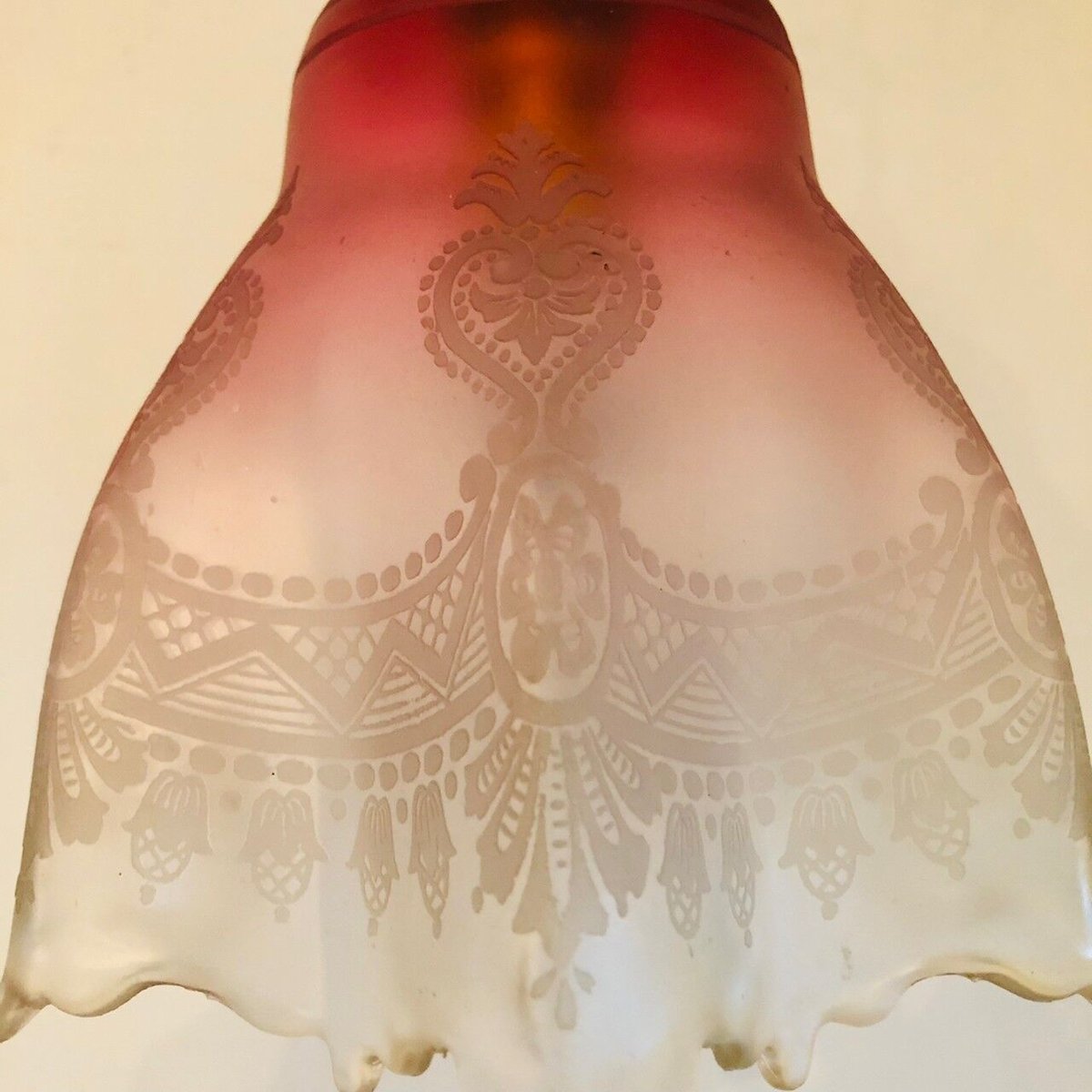 英国　美しいアンティーク　　ビクトリアン　クランベリー　エッチングガラスシェード ヴィクトリアン クランベリーガラスランプシェード