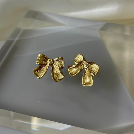 リボンモチーフピアス（両耳用）
