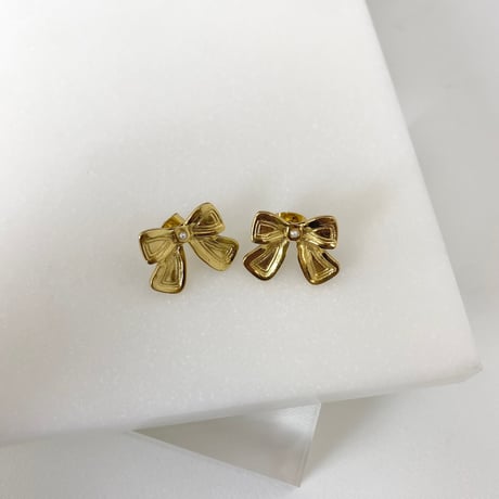 リボンモチーフピアス（両耳用）