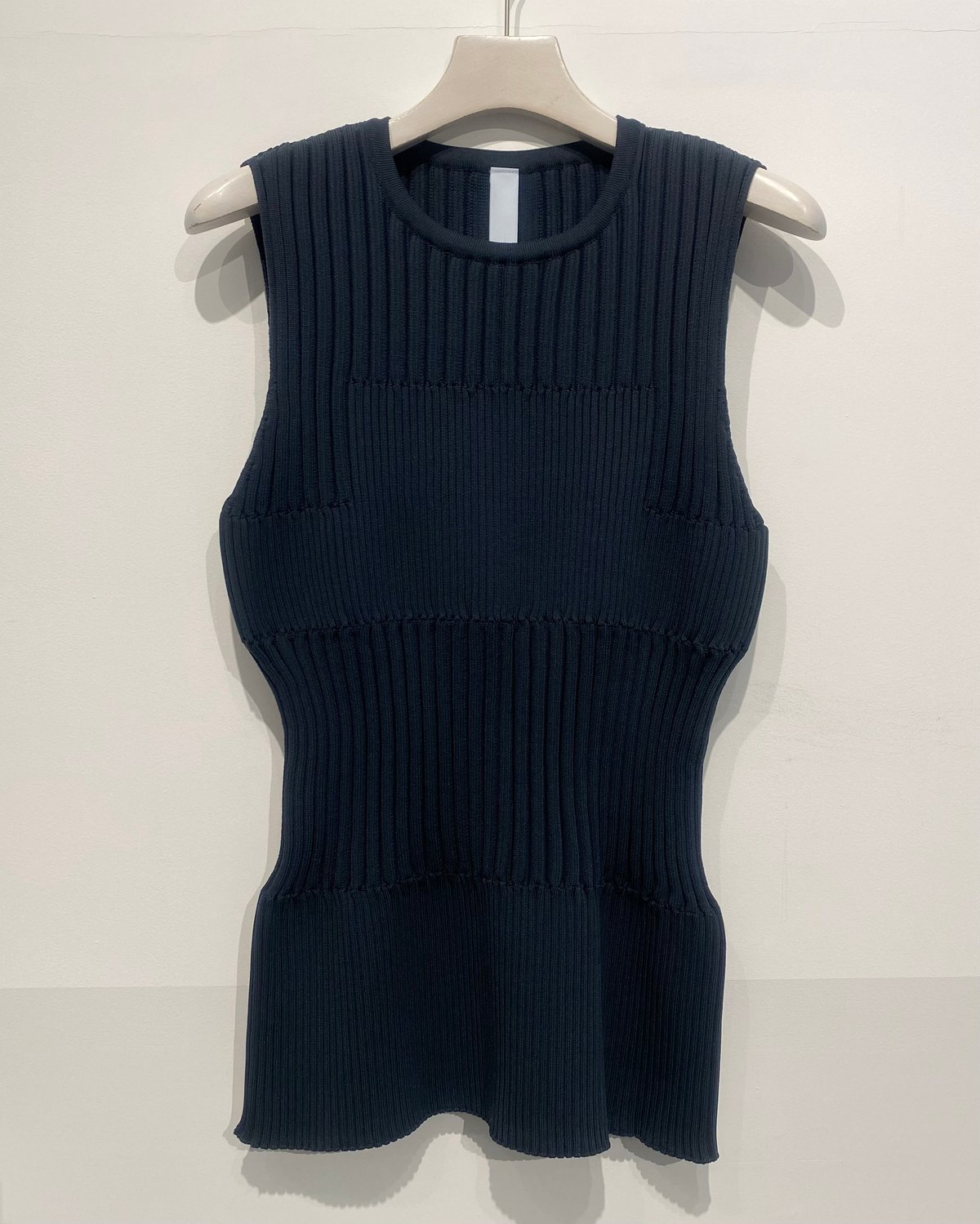 【CFCL】FLUTED SLEEVELESS TOP