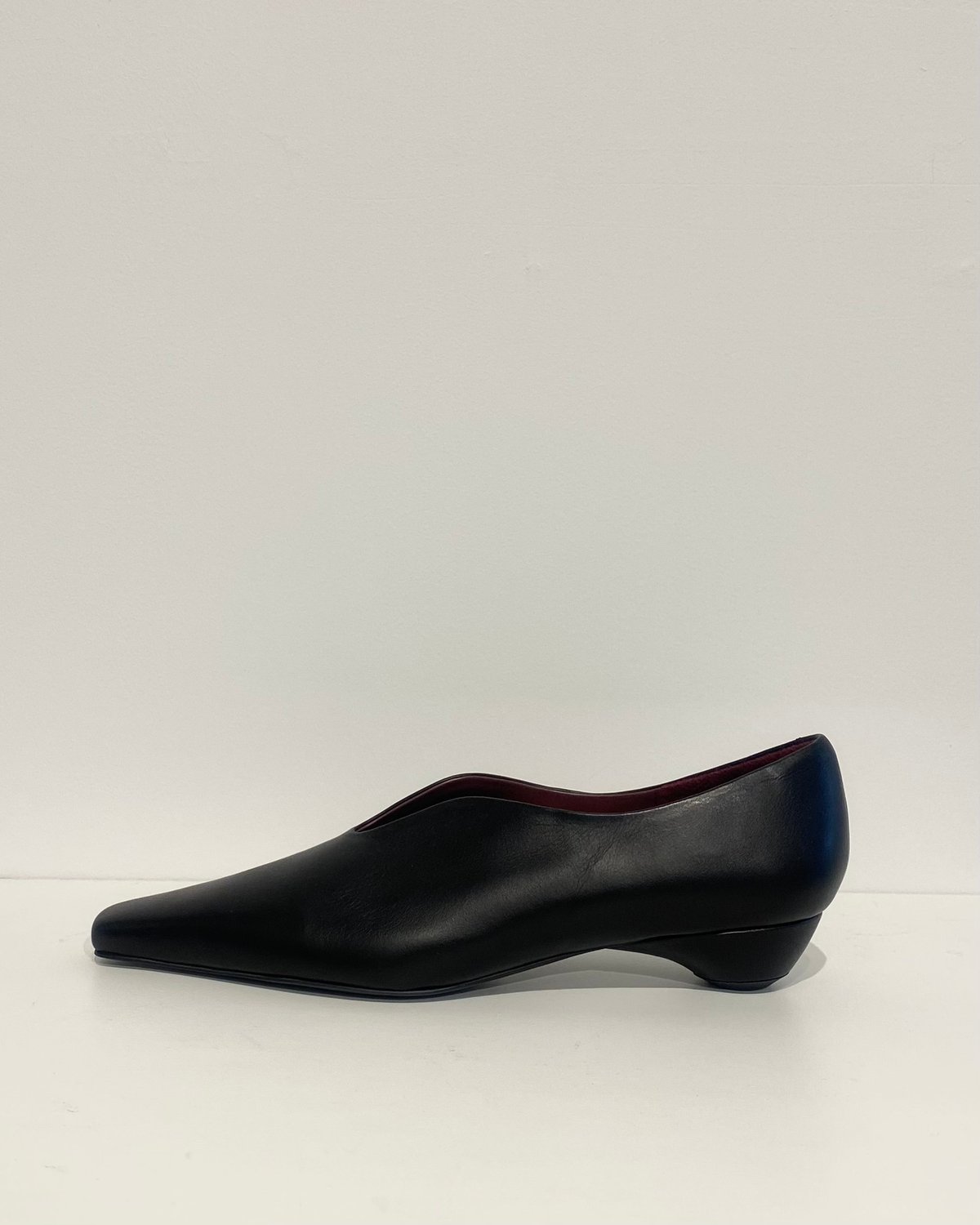 Mame kurogouchi】Curved Line Low Heel Pumps | R