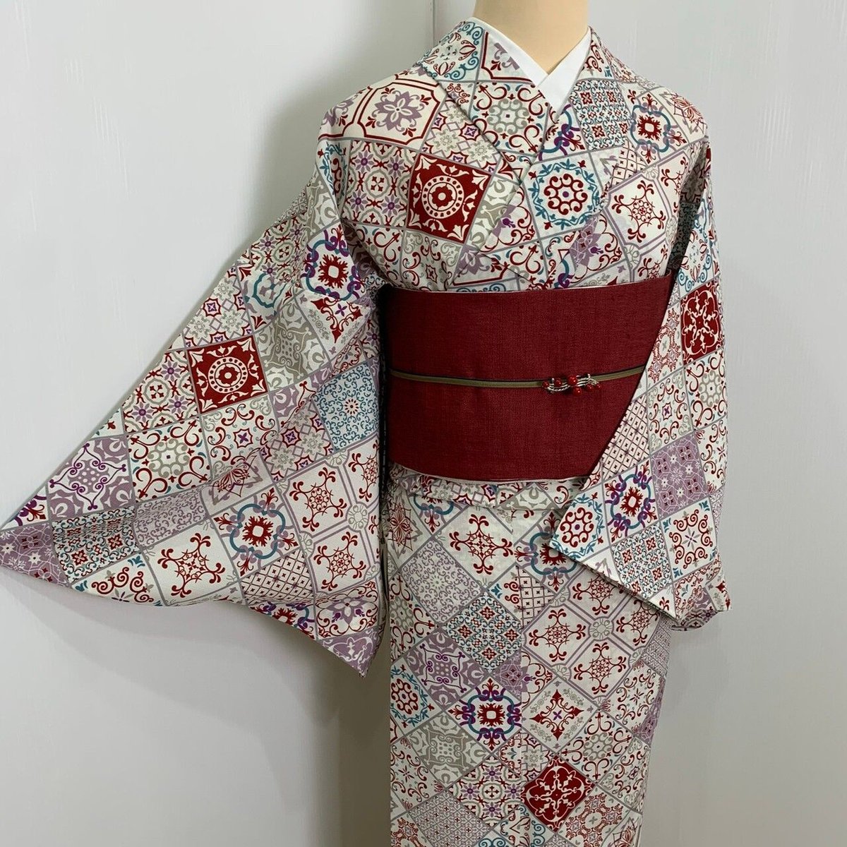 撫松庵 セオα 浴衣 夏着物 タイル 白地 赤 | 和gen 撫松庵 セオα 浴衣 夏着物 タイル 白地 赤 | 和gen