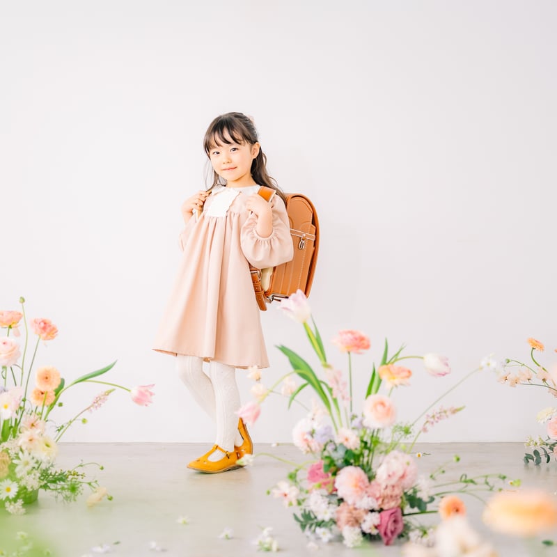 ペチ有りM新品タグ付き　TSUHARU 刺繍襟付き鉱物顔料染めワンピース ピンク étoile 【ピンクベージュ】刺繍襟のセレモニーワンピース | atelier