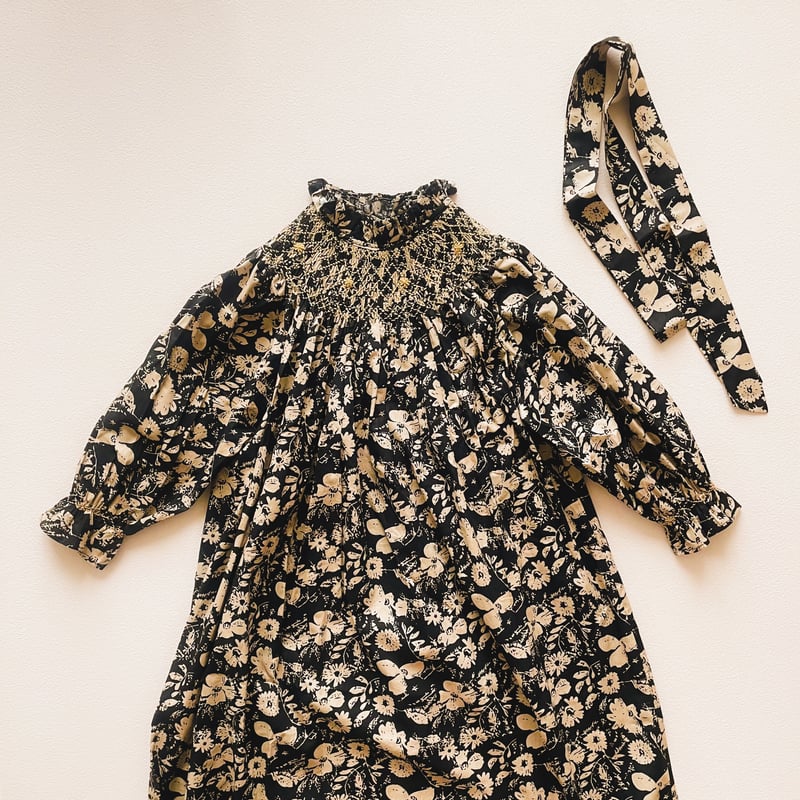 少女のスモッキングワンピース 少女のスモッキングワンピース - メルカリ