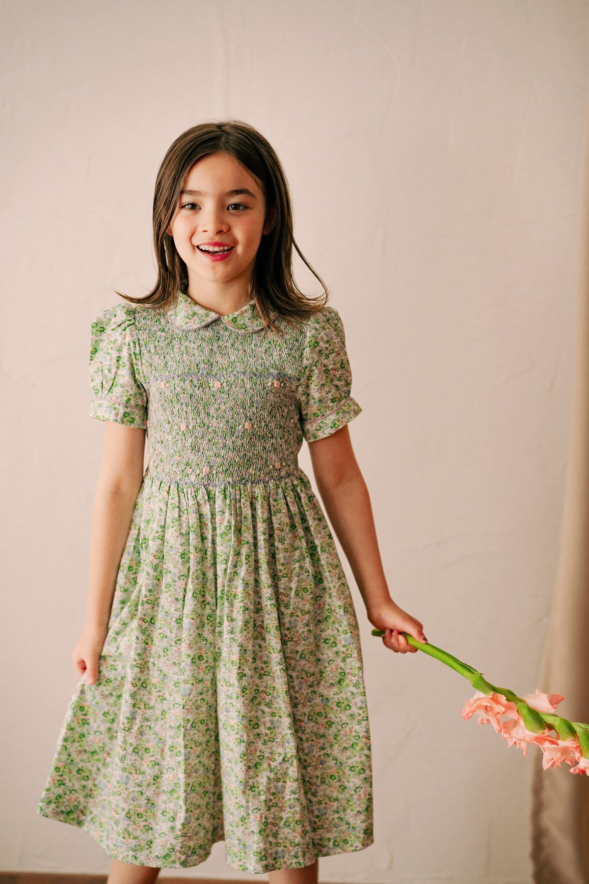 ワンピース SOOR PLOOM Minnie Pinafore Eco Wash 2y 新作 パイピング襟のスモッキングワンピース | atelier