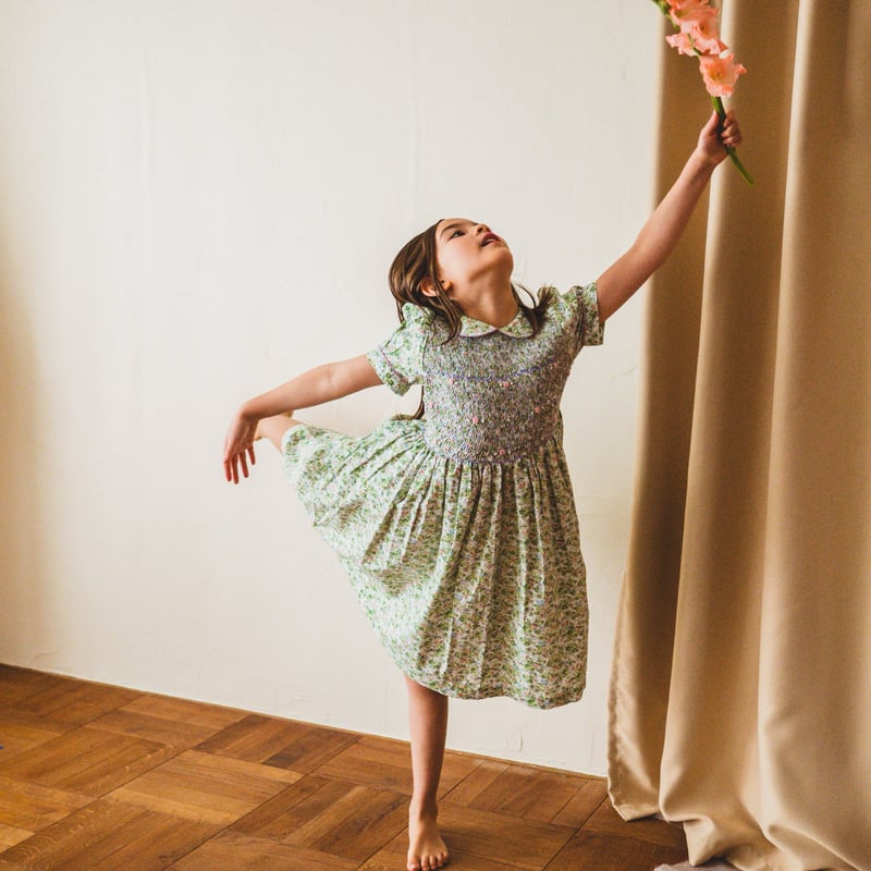 新作 パイピング襟のスモッキングワンピース | atelier