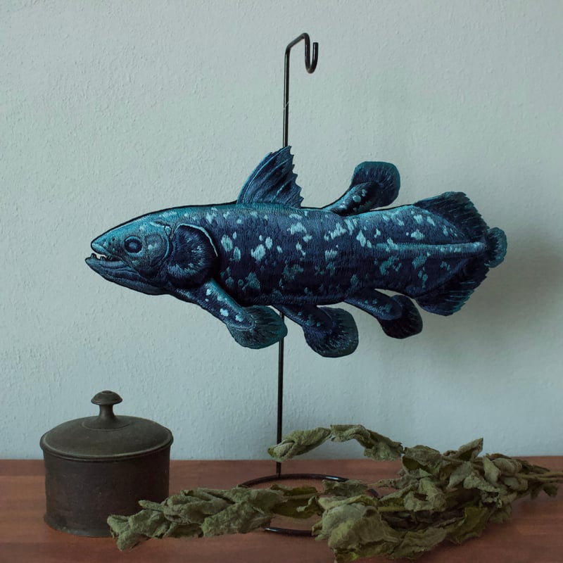 シーラカンスの刺繍アートピース | ami embroidery