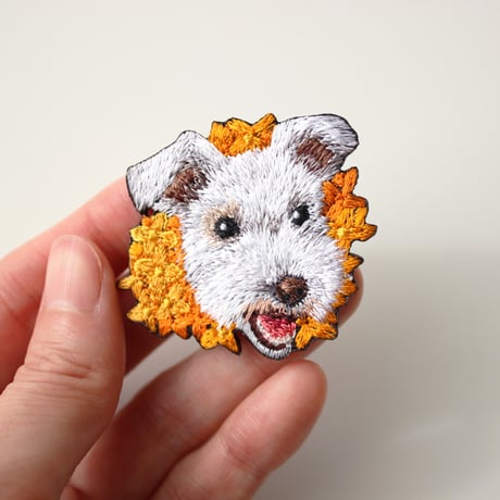思い出を形に。愛犬の刺繍ブローチ