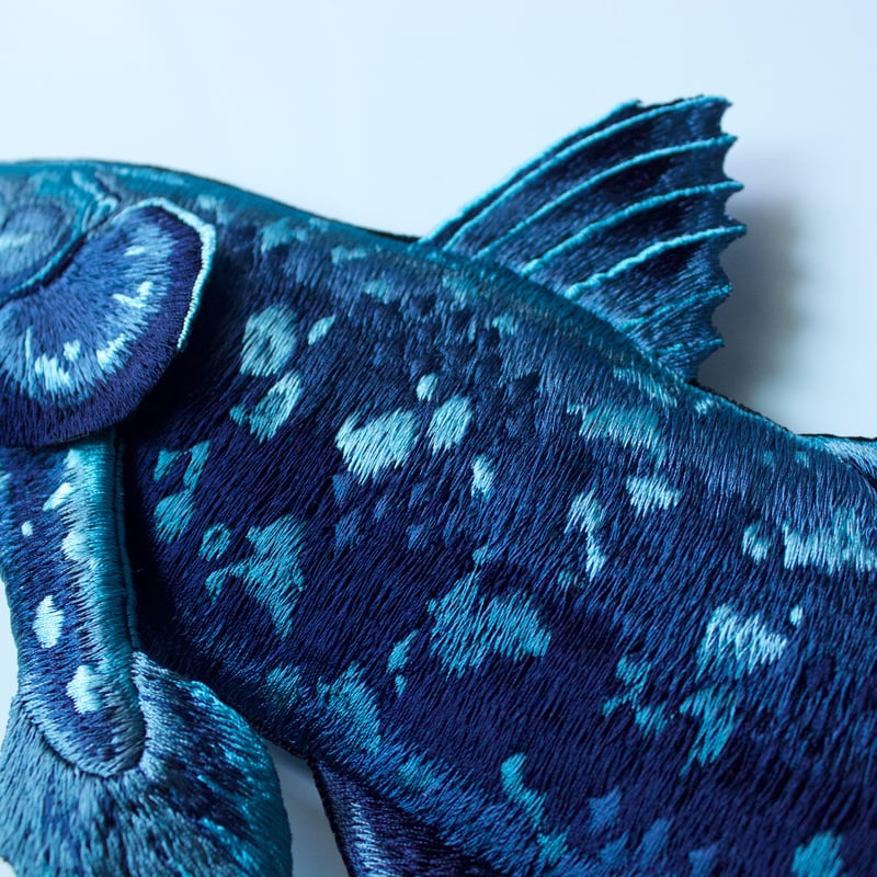 シーラカンスの刺繍アートピース | ami embroidery