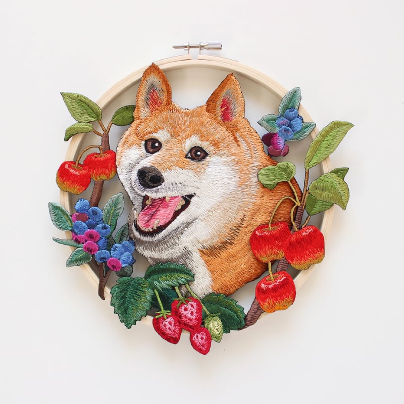 柴犬とフルーツの刺繍リース | ami embroidery
